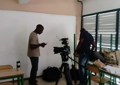 Équipement de tournage professionnel préparé pour une session de formation en Guadeloupe,témoignant de l'engagement envers le développement des compétences cinématographiques des jeunes dans le cadre des actions culturelles.