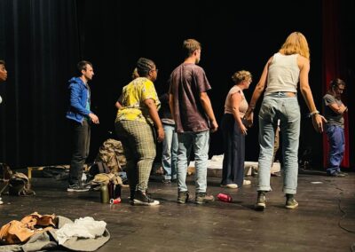 Une répétition dynamique dans un cours de théâtre guadeloupéen illustre l'interaction et la collaboration entre les acteurs, éléments clés des ateliers de théâtre pour adultes et enfants.