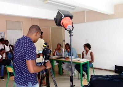 Équipe de tournage se concentrant sur une scène d'interaction entre étudiants, un exemple d'actions culturelles en Guadeloupe visant à enrichir l'expérience éducative par les médias.