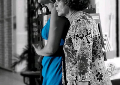 Deux actrices capturées en noir et blanc illustrent l'essence du spectacle vivant, reflétant la scène théâtrale communautaire vibrante et la narration dynamique caractéristique du paysage théâtral en Guadeloupe.