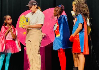 Des enfants déguisés en super-héros participent activement à un atelier de théâtre, soulignant l'importance des programmes de formation d'acteur en Guadeloupe pour stimuler la créativité et la confiance des jeunes.