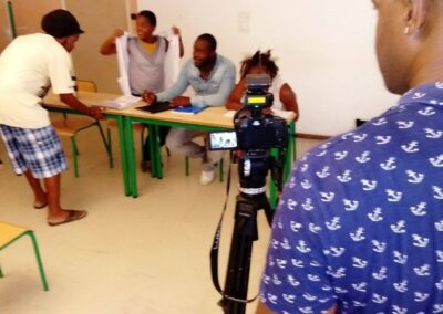 ue en contre-plongée d'une caméra de cinéma, prête à filmer une scène éducative, reflétant les initiatives dynamiques d'actions culturelles en Guadeloupe.